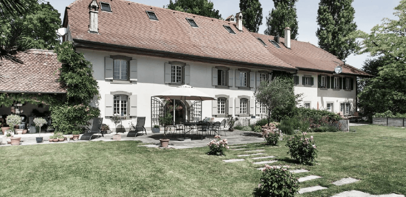 Maison accueillante entourée d'un jardin fleuri
