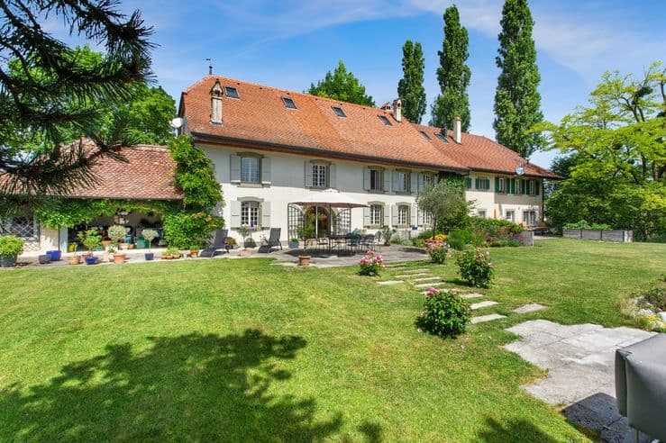 Maison accueillante entourée d'un jardin fleuri